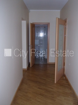 Фасадный дом, реновированный дом, поменянное покрытие крыши, благоустроенная Рига - изображение 13