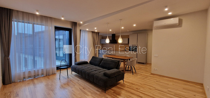 Здание во дворе, реновированный дом, благоустроенный озеленённый двор, Рига - изображение 11