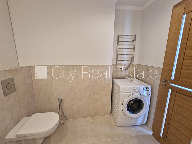 Здание во дворе, реновированный дом, благоустроенный озеленённый двор, Рига - изображение 19