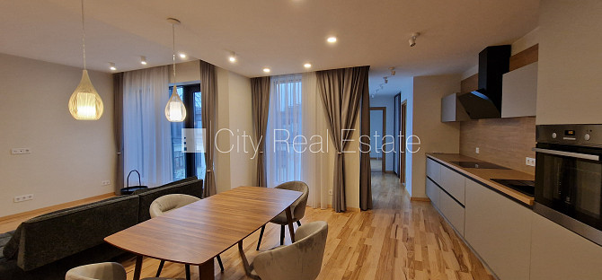 Здание во дворе, реновированный дом, благоустроенный озеленённый двор, Рига - изображение 16