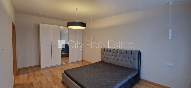 Здание во дворе, реновированный дом, благоустроенный озеленённый двор, Рига - изображение 13