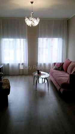 Фасадный дом, фасад с деревянной отделкой, место для машины, вход со двора, окна Рига