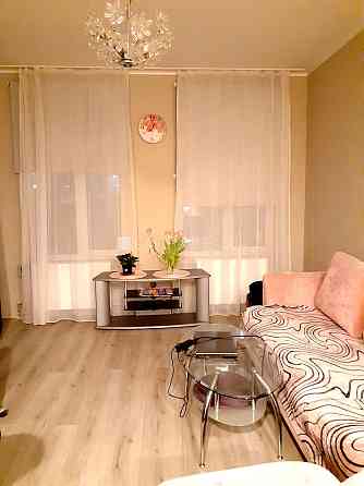 Фасадный дом, фасад с деревянной отделкой, место для машины, вход со двора, окна Рига