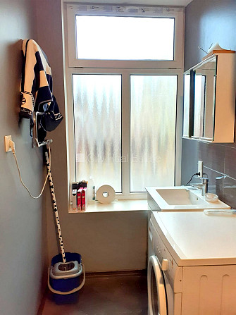 Фасадный дом, фасад с деревянной отделкой, место для машины, вход со двора, окна Рига - изображение 12