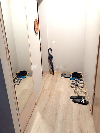 Фасадный дом, фасад с деревянной отделкой, место для машины, вход со двора, окна Рига - изображение 14