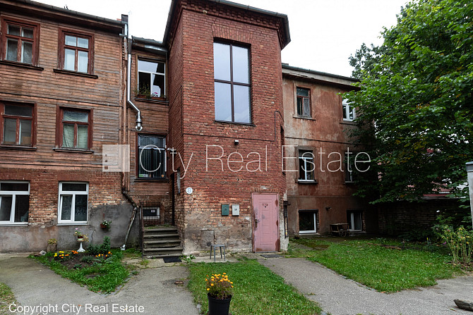 Фасадный дом, фасад с деревянной отделкой, место для машины, вход со двора, окна Рига - изображение 17