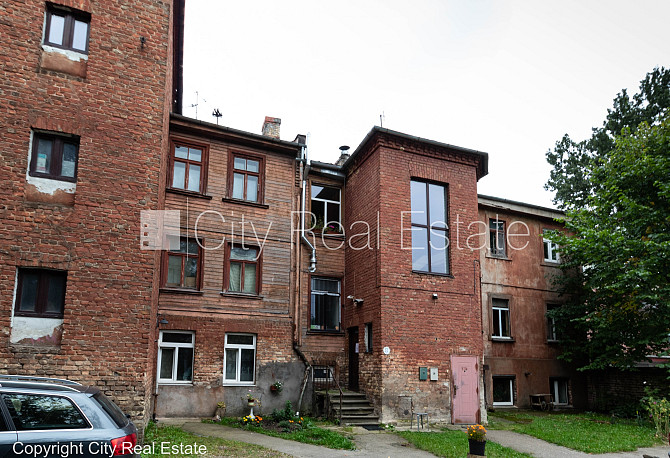 Фасадный дом, фасад с деревянной отделкой, место для машины, вход со двора, окна Рига - изображение 18