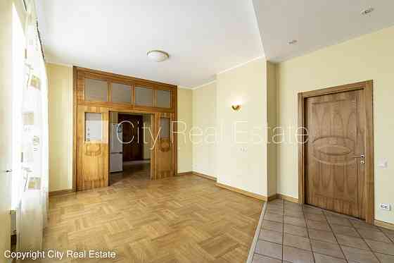 Фасадный дом, реновированный дом, благоустроенная озеленённая территория, Рига