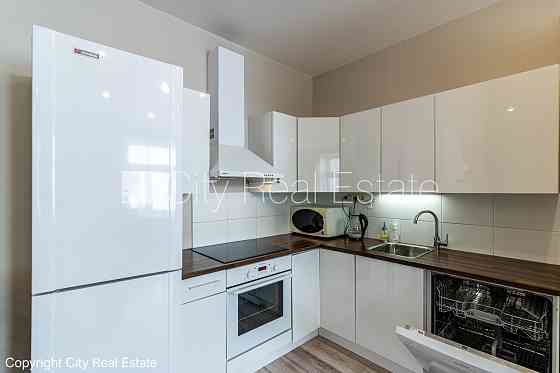 Фасадный дом, реновированный дом, вход с улицы, лестничная клетка после Рига