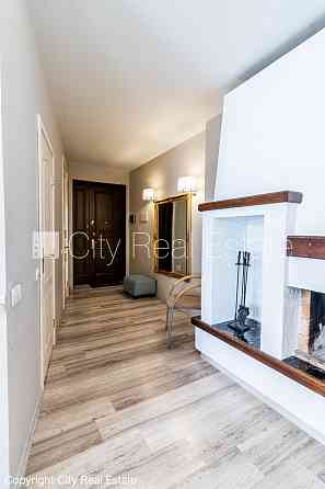 Фасадный дом, реновированный дом, вход с улицы, лестничная клетка после Рига