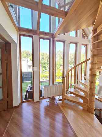 Фасадный дом, реновированный дом, вход с улицы, лифт, изолированные комнаты 2 шт., Rīga