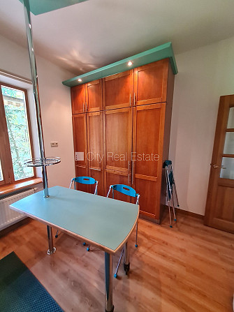 Fasādes māja, renovēta māja, ieeja no ielas, ir lifts, istabas izolētas 2 gab., studio tipa, Rīga - foto 13