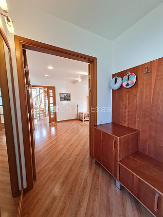 Fasādes māja, renovēta māja, ieeja no ielas, ir lifts, istabas izolētas 2 gab., studio tipa, Rīga - foto 11