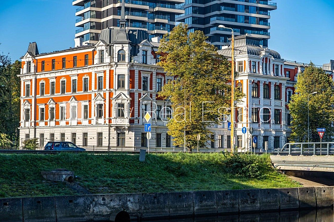 Renovēta māja, labiekārtota apzaļumota teritorija, bruģēts piebraucamais ceļš, iežogota Rīga - foto 7