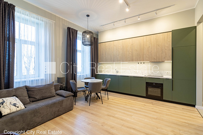 Renovēta māja, labiekārtota apzaļumota teritorija, bruģēts piebraucamais ceļš, iežogota Rīga - foto 1