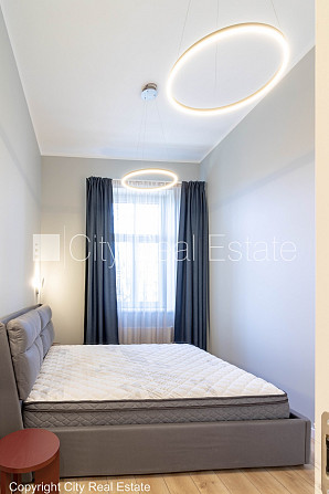 Renovēta māja, labiekārtota apzaļumota teritorija, bruģēts piebraucamais ceļš, iežogota Rīga - foto 2