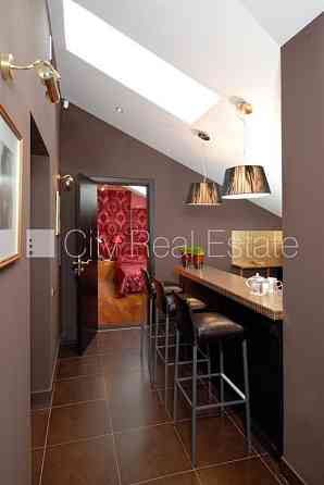 Мансарда, лифт, французский балкон, окна выходят во двор, одна изолированная Рига