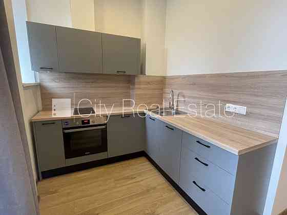 Реновированный дом, место для машины, лестничная клетка после капитального Рига