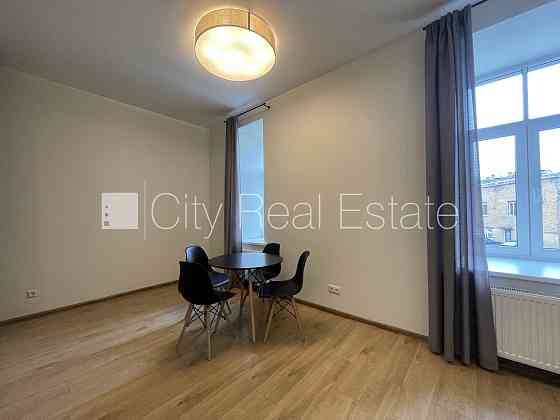 Реновированный дом, место для машины, лестничная клетка после капитального Рига