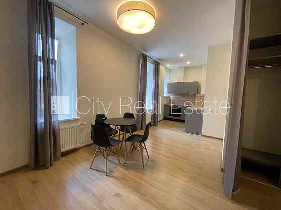 Реновированный дом, место для машины, лестничная клетка после капитального Рига