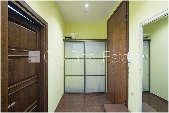 Фасадный дом, закрытый двор, вход с улицы, лестничная клетка после косметического Рига - изображение 13