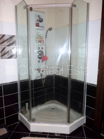 Фасадный дом, закрытый двор, вход с улицы, лестничная клетка после косметического Рига - изображение 10