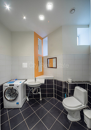 Фасадный дом, закрытый двор, вход с улицы, лестничная клетка после косметического Рига - изображение 11