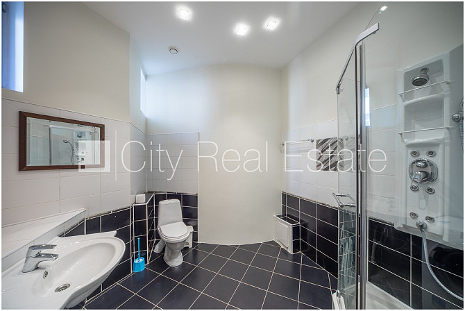 Фасадный дом, закрытый двор, вход с улицы, лестничная клетка после косметического Рига - изображение 9