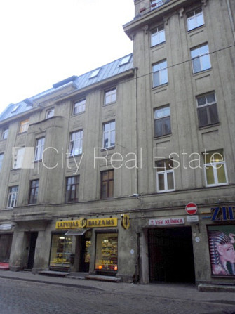 Фасадный дом, закрытый двор, вход с улицы, лестничная клетка после косметического Рига - изображение 17