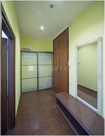 Фасадный дом, закрытый двор, вход с улицы, лестничная клетка после косметического Рига - изображение 12