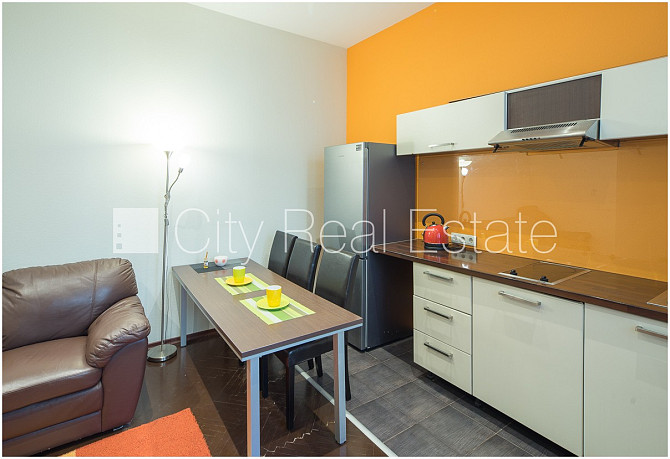 Фасадный дом, закрытый двор, вход с улицы, лестничная клетка после косметического Рига - изображение 4