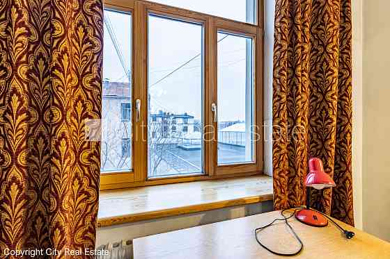 Дом во дворе, закрытый двор, объект охраняет физическая охрана, вход со двора, во Рига