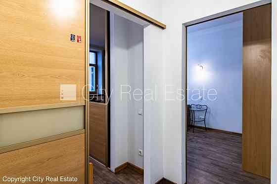 Дом во дворе, закрытый двор, объект охраняет физическая охрана, вход со двора, во Рига