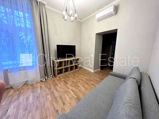 Фасадный дом, реновированный дом, подъездная дорога покрыта брущаткoй, Рига