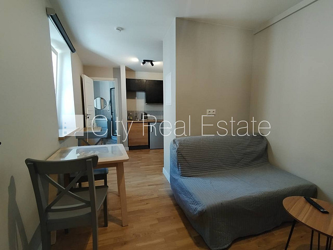 Фасадный дом, закрытый двор, возможность аренды парковки, вход с улицы, Рига - изображение 2