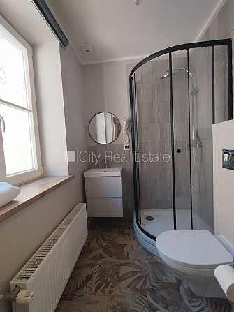 Фасадный дом, закрытый двор, возможность аренды парковки, вход с улицы, Рига - изображение 8