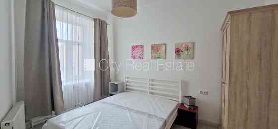 Фасадный дом, реновированный дом, вход с улицы, окна выходят на улицу, окна Рига