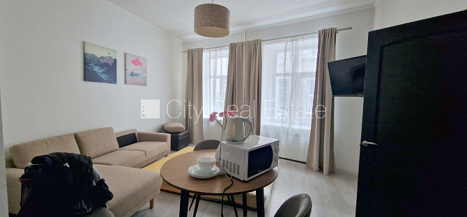 Фасадный дом, реновированный дом, вход с улицы, окна выходят на улицу, окна Рига - изображение 1