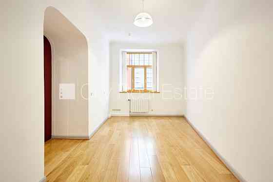 Дом во дворе, закрытый двор, бельэтаж, студио, кухня объединена с комнатой, Rīga