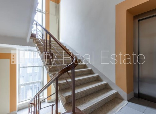 Fasādes māja, restaurēta māja, apsargāta teritorija, ieeja no ielas, ir lifts, kāpņu telpa Rīga - foto 12