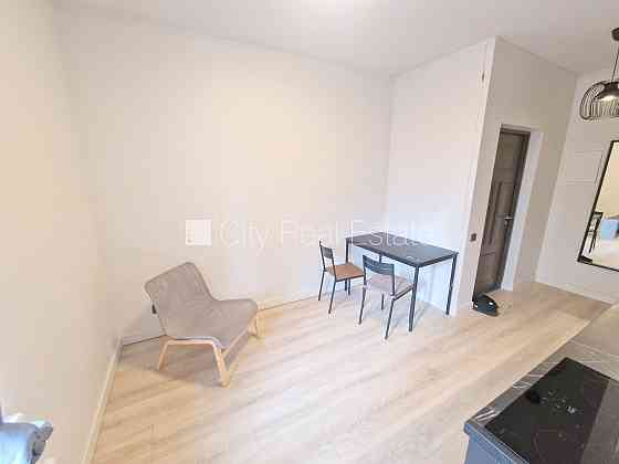 Фасадный дом, реновированный дом, территория обнесена забором, вход с улицы и со Рига