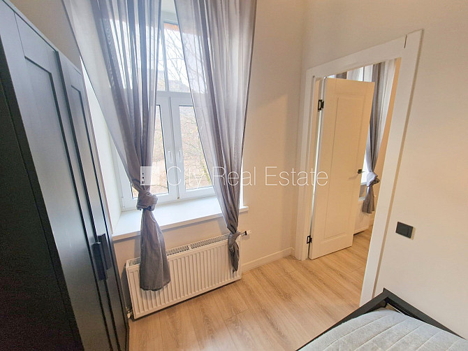 Фасадный дом, реновированный дом, территория обнесена забором, вход с улицы и со Рига - изображение 10