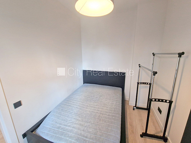 Фасадный дом, реновированный дом, территория обнесена забором, вход с улицы и со Рига - изображение 12