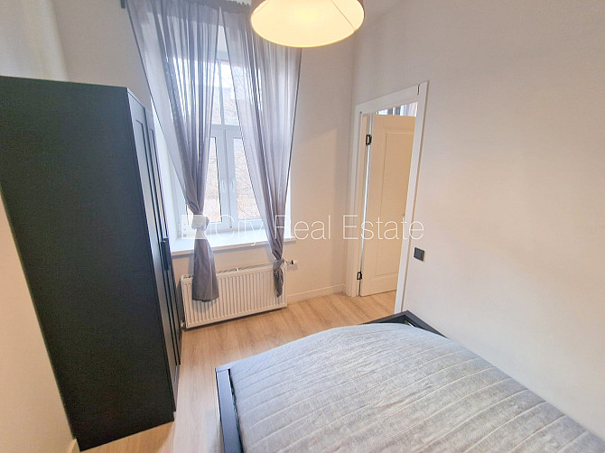 Фасадный дом, реновированный дом, территория обнесена забором, вход с улицы и со Рига - изображение 13