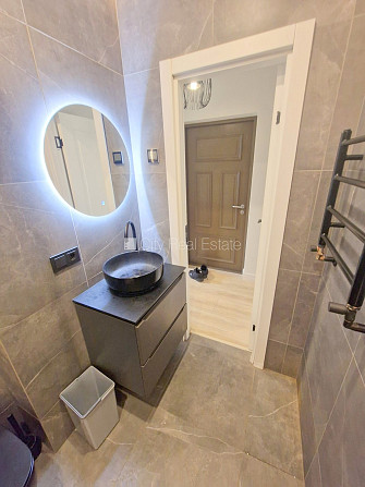 Фасадный дом, реновированный дом, территория обнесена забором, вход с улицы и со Рига - изображение 16