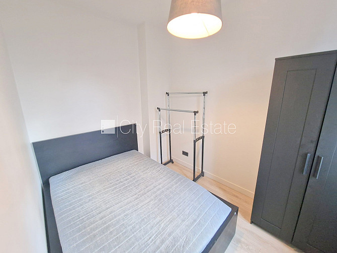 Фасадный дом, реновированный дом, территория обнесена забором, вход с улицы и со Рига - изображение 7