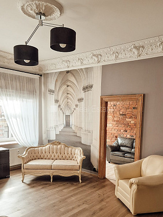 Фасадный дом, закрытый двор, вход с улицы, окна выходят в обе стороны дома, Рига - изображение 3