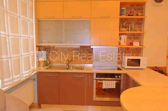 Дом во дворе, кирпичные стены, закрытый двор, место для машины, лестничная клетка Рига