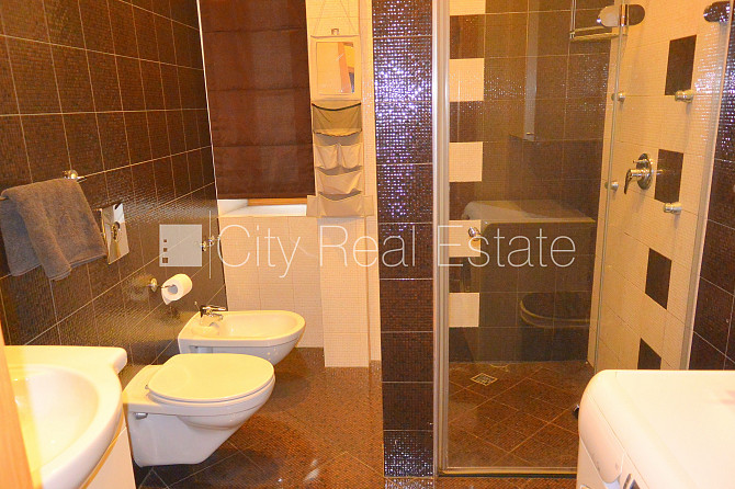 Дом во дворе, кирпичные стены, закрытый двор, место для машины, лестничная клетка Рига - изображение 12