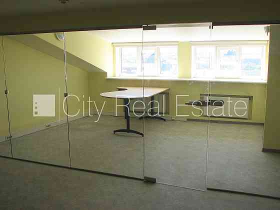 Фасадный дом, реновированный дом, вход с улицы, лифт, окна выходят во двор, Rīga